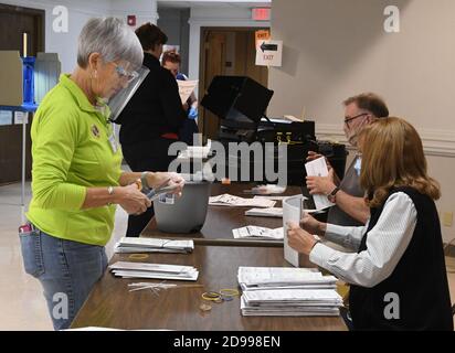 Mount Pleasant, Wisconsin, États-Unis. 3 novembre 2020. Les bulletins de vote par les absents et les votants anticipées sont ouverts avant d'être alimentés dans un système de comptage au lieu de vote de l'église luthérienne de Mount Pleasant, dans le village de Mount Pleasant, Wisconsin, le jour de l'élection, le 2 novembre 2020. (Image de crédit : © Mark HertzbergZUMA Wire) Banque D'Images