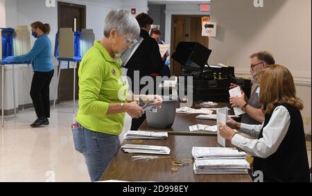 Mount Pleasant, Wisconsin, États-Unis. 3 novembre 2020. Les bulletins de vote par les absents et les votants anticipées sont ouverts avant d'être alimentés dans un système de comptage au lieu de vote de l'église luthérienne de Mount Pleasant, dans le village de Mount Pleasant, Wisconsin, le jour de l'élection, le 2 novembre 2020. (Image de crédit : © Mark HertzbergZUMA Wire) Banque D'Images