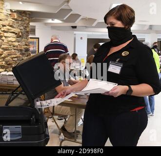 Mount Pleasant, Wisconsin, États-Unis. 3 novembre 2020. RACHEL LANG alimente les bulletins de vote absents et les bulletins de vote par anticipation sont alimentés dans une machine à dépouillement au lieu de vote de l'église luthérienne de Mount Pleasant, dans le village de Mount Pleasant, Wisconsin, le jour de l'élection, le 2 novembre 2020. (Image de crédit : © Mark HertzbergZUMA Wire) Banque D'Images