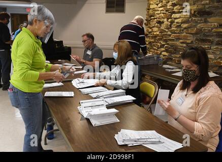 Mount Pleasant, Wisconsin, États-Unis. 3 novembre 2020. Les bulletins de vote par les absents et les votants anticipées sont ouverts avant d'être alimentés dans un système de comptage au lieu de vote de l'église luthérienne de Mount Pleasant, dans le village de Mount Pleasant, Wisconsin, le jour de l'élection, le 2 novembre 2020. (Image de crédit : © Mark HertzbergZUMA Wire) Banque D'Images