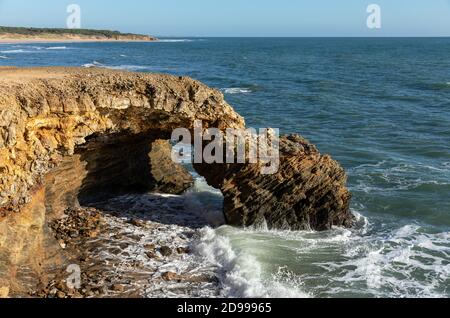 Arche naturelle sur la côte de Jard-sur-Mer (Vendée, France) Banque D'Images