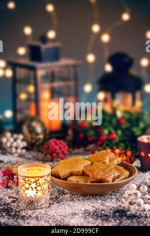 Noël maison pain d'épice biscuits étoiles sur fond de vacances Banque D'Images