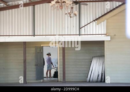 Austin, Texas, États-Unis. 3 novembre 2020. L'électeur du comté de Travis, LOGAN AUTREY, présente son bulletin de vote au centre commercial de Southpark Meadows, à l'extrême sud d'Austin, lors de l'élection générale très attendue de 2020. Les citoyens vont choisir un président américain et finaliser des dizaines de courses électorales cruciales. Crédit : Bob Daemmrich/ZUMA Wire/Alay Live News Banque D'Images