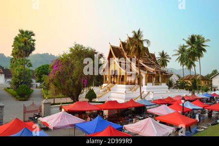 LUANG PRABANG, LAOS - 23 MARS 2018: Le temple Haw Pra Bang près du Palais Royal de Luang Prabang Musée national avec marché de nuit Banque D'Images