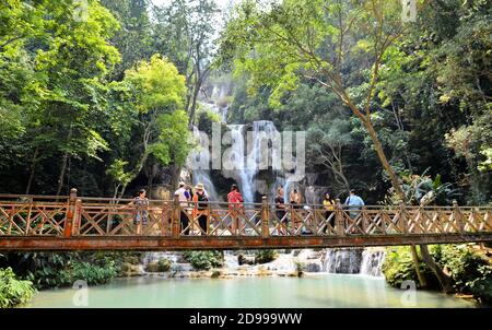 LUANG PRABANG, LAOS - 23 MARS 2018 : chute d'eau Kouangxi avec pont en bois à Luang Prabang au Laos. Banque D'Images