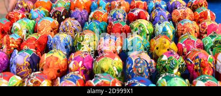 Des éléphants de couleur souvenir sur le marché de Luang Prabang, au Laos Banque D'Images