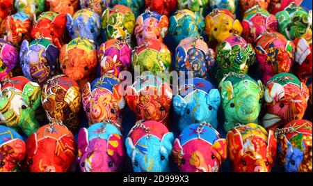 Des éléphants de couleur souvenir sur le marché de Luang Prabang, au Laos Banque D'Images