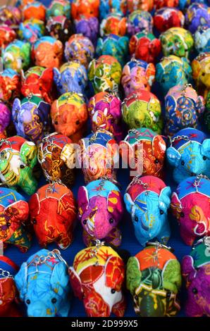 Des éléphants de couleur souvenir sur le marché de Luang Prabang, au Laos Banque D'Images