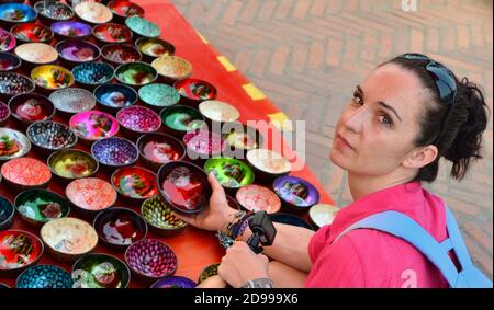 Bols en vernis coloré souvenir sur le marché de Luang Prabang, au Laos Banque D'Images