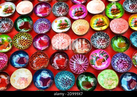 Bols en vernis coloré souvenir sur le marché de Luang Prabang, au Laos Banque D'Images