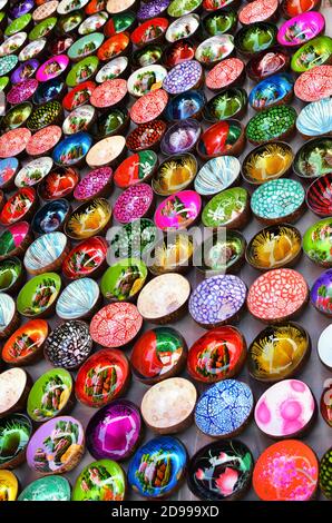 Bols en vernis coloré souvenir sur le marché de Luang Prabang, au Laos Banque D'Images