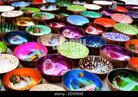 Bols en vernis coloré souvenir sur le marché de Luang Prabang, au Laos Banque D'Images