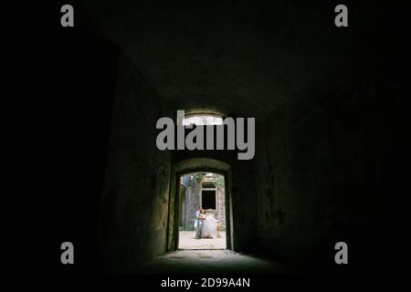 La mariée et le marié s'embrasent dans l'ancienne Arza abandonnée Forteresse sur l'île de Mamula Banque D'Images