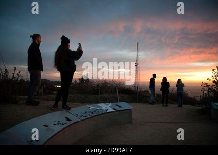 Les visiteurs regardent le coucher du soleil à Baldwin Hills Scenic Overlook à Culver City, CA Banque D'Images