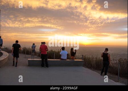 Les visiteurs regardent le coucher du soleil à Baldwin Hills Scenic Overlook à Culver City, CA Banque D'Images