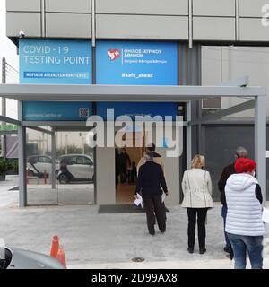 Athènes, Grèce - 3 novembre 2020 : personnes en attente à l'entrée du site de détection moléculaire Covid-19 pendant la deuxième vague du coronavir Banque D'Images