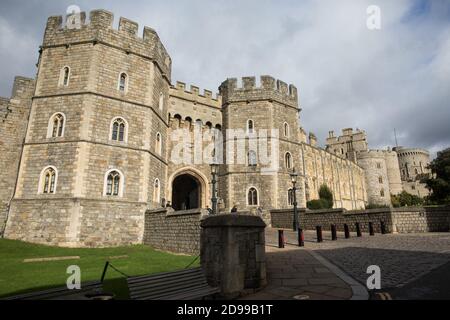 Windsor, Royaume-Uni. 3 novembre 2020. La porte du roi Henry VIII au château de Windsor. La Reine et le duc d'Édimbourg sont retournés dans le Berkshire le 2 novembre et devraient rester ensemble au château de Windsor pour la durée du deuxième confinement national du coronavirus en Angleterre. Crédit : Mark Kerrison/Alamy Live News Banque D'Images