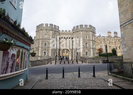 Windsor, Royaume-Uni. 3 novembre 2020. La porte du roi Henry VIII au château de Windsor. La Reine et le duc d'Édimbourg sont retournés dans le Berkshire le 2 novembre et devraient rester ensemble au château de Windsor pour la durée du deuxième confinement national du coronavirus en Angleterre. Crédit : Mark Kerrison/Alamy Live News Banque D'Images