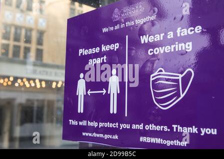 Windsor, Royaume-Uni. 3 novembre 2020. Un avis de l'arrondissement royal de Windsor et de Maidenhead concernant la distanciation sociale et le port d'une couverture faciale. Les entreprises locales se préparent pour le deuxième confinement national de l'Angleterre pour lutter contre la propagation du coronavirus, qui doit commencer le 5 novembre et durer quatre semaines. Crédit : Mark Kerrison/Alamy Live News Banque D'Images