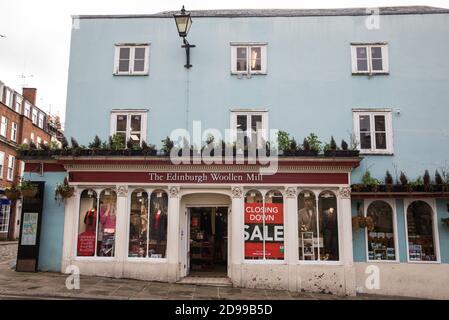 Windsor, Royaume-Uni. 3 novembre 2020. Un panneau de fermeture des soldes est affiché dans la fenêtre d'une succursale de l'usine de Woolen d'Édimbourg. La chaîne de mode de grande rue en difficulté, qui possède Peacock et Jaeger, a reçu deux semaines pour trouver des acheteurs ou de nouveaux investisseurs comme alternative à l'administration le 23 octobre. Crédit : Mark Kerrison/Alamy Live News Banque D'Images