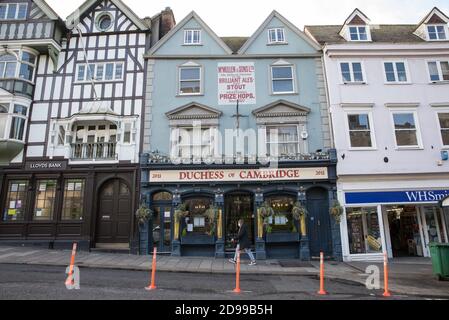 Windsor, Royaume-Uni. 3 novembre 2020. Des bollards temporaires de distanciation sociale sont photographiés devant la duchesse de la maison publique de Cambridge. Les entreprises locales en difficulté se préparent pour le deuxième confinement national de l'Angleterre pour lutter contre la propagation du coronavirus, qui doit commencer le 5 novembre et durer quatre semaines. Crédit : Mark Kerrison/Alamy Live News Banque D'Images