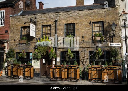 Windsor, Royaume-Uni. 3 novembre 2020. La maison publique des deux Brewers. Les entreprises locales en difficulté se préparent pour le deuxième confinement national de l'Angleterre pour lutter contre la propagation du coronavirus, qui doit commencer le 5 novembre et durer quatre semaines. Crédit : Mark Kerrison/Alamy Live News Banque D'Images