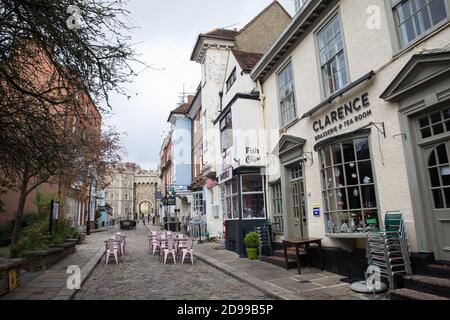 Windsor, Royaume-Uni. 3 novembre 2020. Une rue pavée vide en face de l'entrée du château de Windsor est photographiée juste avant l'heure du déjeuner. Les entreprises locales en difficulté se préparent pour le deuxième confinement national de l'Angleterre pour lutter contre la propagation du coronavirus, qui doit commencer le 5 novembre et durer quatre semaines. Crédit : Mark Kerrison/Alamy Live News Banque D'Images