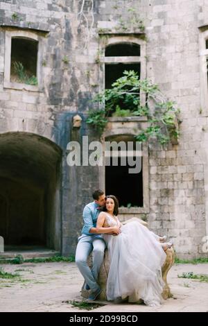 La mariée et le marié s'embrasent dans l'ancienne Arza abandonnée Forteresse sur l'île de Mamula Banque D'Images