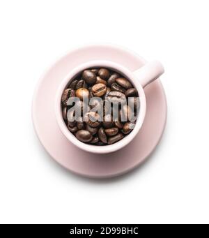 Grains de café torréfiés dans une tasse isolée sur fond blanc. Banque D'Images