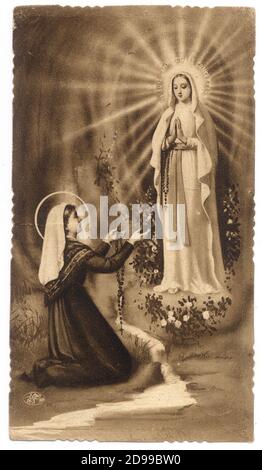 Le petit paysan français Saint BERNADETTE SOUBIOUS ( Lourdes 1844 - Nevers 1879 ) , canonisé en 1933 , dans la grotte de Lourdes pour voir la Vierge Marie du 11 janvier au 16 juillet 1858 ( sainte petite photo populaire - Italie 1930 ' s ) . - RELIGION CATHOLIQUE - RELIGIONE CATTOLICA - grotta - VISIONE APPARIZIONE MARIANA - VISION - MADONNA -- Santa - Saint - Beata -- Archivio GBB Banque D'Images