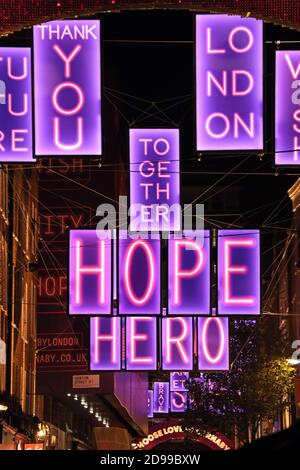 Londres, Royaume-Uni. 3 novembre 2020. Les décorations de Noël de Carnaby Street montrent des messages de soutien, d'amour et d'espoir aux Londoniens et à ceux qui ont aidé pendant la pandémie et les écluses. Crédit : Paul Brown/Alay Live News Banque D'Images