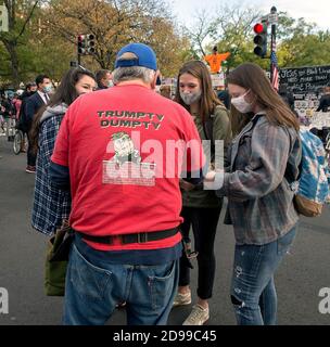 Washington DC, États-Unis. 03ème novembre 2020. 03 novembre 2020, Washington, District de Columbia, États-Unis - les gens se réunissent à l'intérieur et autour de la Black Lives Matter Plaza le jour des élections 2020 pour exercer le premier amendement ''.droit du peuple de se réunir paciblement et de présenter une pétition au gouvernement pour un recours aux griefs.(Credit image: © Brian Cahn/ZUMA Wire) Credit: ZUMA Press, Inc./Alamy Live News Banque D'Images