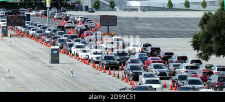 Miami, Floride, États-Unis. 03ème novembre 2020. Les résidents de Floride se sont rassemblés au Hard Rock Stadium de Miami Gardens pour le test COVID-19 le jour de l'élection présidentielle de 2020, le mardi 3 novembre 2020. À mesure que les cas de la COVID-19 ont augmenté, l'un des principaux sites de test a décidé de mettre en place et de lancer des procédures de test complètes. Photo de Gary I Rothstein/UPI crédit: UPI/Alay Live News Banque D'Images