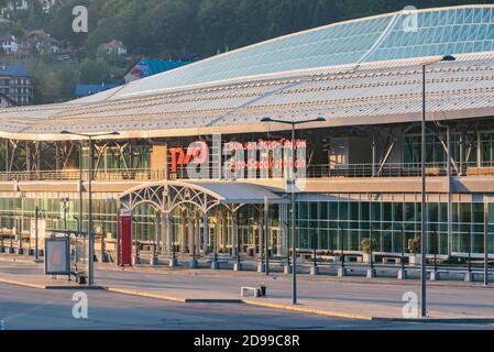 Station Esto-Sadok, Russie. - 17 octobre 2020 : extérieur de la gare au coucher du soleil. Banque D'Images