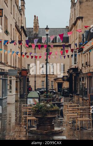 Bath, Royaume-Uni - 04 octobre 2020 : vue sur une rue décorée de banderoles à Bath, la plus grande ville du comté de Somerset, en Angleterre, connue pour et nommée Banque D'Images