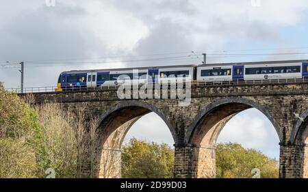 Un train ferroviaire du nord qui traverse un viaduc sur la ligne de chemin de fer Wharfedale à Baildon, dans le Yorkshire. Banque D'Images