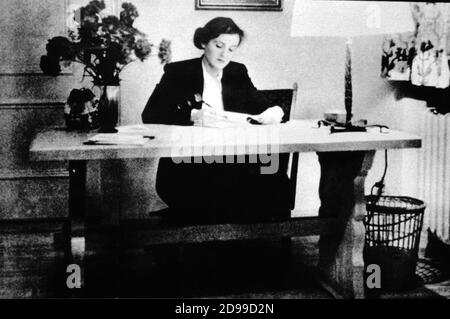 1940 a. : EVA BRAUN ( Munchen , Allemagne 1912 - Berlin , Allemagne 1945 ) , la maîtresse de Nazi ADOLF HITLER , dans sa chambre à Berghof Home - NAZIST - NAZISMO - Seconde Guerre mondiale - SECONDA GUERRA MONDIALE ---- ARCHIVIO GBB