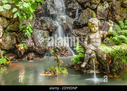 Fontaine avec sculpture d'ange au jardin du Monte Palace à Funchal, île de Madère, Portugal Banque D'Images