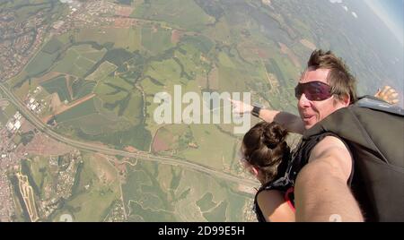 Photo de selfie de tandem de parachutisme Banque D'Images