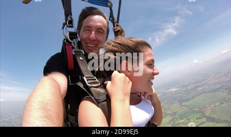 Photo de selfie de tandem de parachutisme Banque D'Images