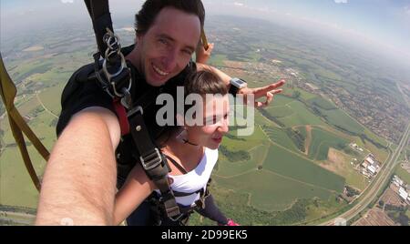 Photo de selfie de tandem de parachutisme Banque D'Images