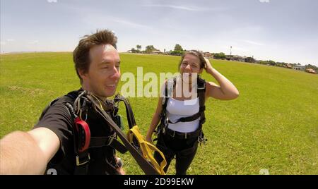 Photo de selfie de tandem de parachutisme Banque D'Images