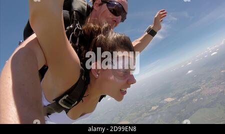 Photo de selfie de tandem de parachutisme Banque D'Images