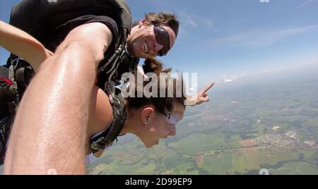 Photo de selfie de tandem de parachutisme Banque D'Images