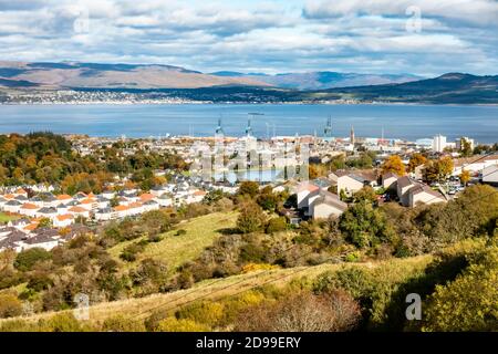 Vue surélevée de Greenock West, vue sur le Firth de Clyde à Argyll. Banque D'Images