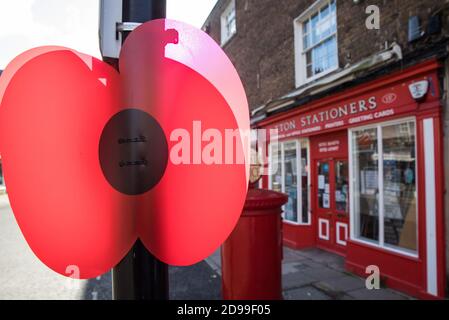 Eton, Royaume-Uni. 3 novembre 2020. Un grand coquelicot rouge est exposé à l'extérieur d'un magasin de papeterie. Les commémorations du souvenir seront plus faibles cette année en raison des exigences de distanciation sociale et du deuxième confinement national pour lutter contre la propagation du coronavirus. Crédit : Mark Kerrison/Alamy Live News Banque D'Images