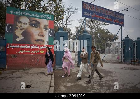 Rawalpindi, Pakistan, décembre 2008. Personnes marchant devant l'entrée de l'hôpital Benazir Butto. Banque D'Images