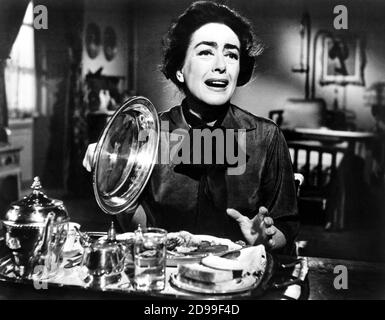 1963 , États-Unis : "a été encore pour le film avec BETTE DAVIS et JOAN CRAWFORD ( dans cette image ) intitulé QUE S'EST-IL PASSÉ À BÉBÉ JANE? ( Che fine ha fatto Baby Jane? ) , par ROBERT ALDRICH , d'un roman de Henry Farrell , WARNER BROS. Et Seven Arts productions - CINÉMA - FILM - REGISTA CINEMATOGRAFICO - TRILLER - HORREUR - FILM ---- NON À USAGE PUBLICITAIRE --- NON PAR USO PUBBLICITARIO --- NON POUR USAGE DE GADGETS - AVERTISSEMENT: Cette photographie ne peut être reproduite que par des publications en liaison avec la promotion du film ci-dessus. Pour usage éditorial uniquement.-------- Archivio GBB Banque D'Images