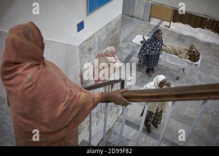 Rawalpindi, Pakistan, décembre 2008. Personnes attendant à l'intérieur de l'hôpital Benazir Butto. Banque D'Images