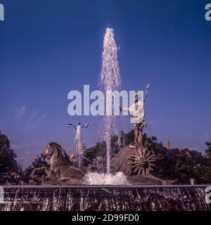 Fontaine de Neptune de style néoclassique sur la Plaza de Cánovas del Castillo, dans la ville espagnole de Madrid. Monumental XVIIIe siècle, Espagne, Europe Banque D'Images